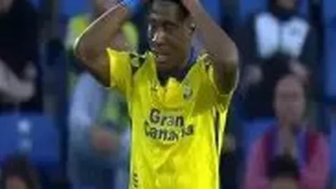 青岛西海岸队传中失误，李昂解围不慎自进球门